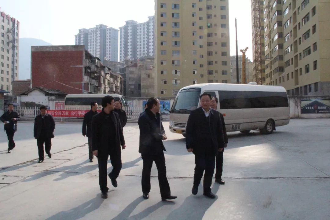 隴南市委常委、常務(wù)副市長(zhǎng)張慶宏、副市長(zhǎng)徐世林、市人大副主任陳榮等一行深入隴運(yùn)集團(tuán)公司武都汽車(chē)站開(kāi)展春節(jié)前走訪慰問(wèn)活動(dòng)