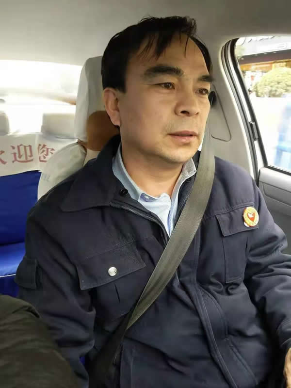 【拾金不昧】為隴運(yùn)集團(tuán)潤(rùn)祥出租車公司駕駛員“王劉德”點(diǎn)贊?。? onmousewheel=