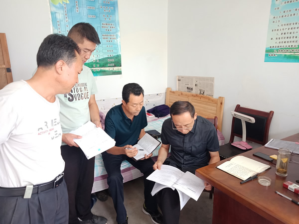 隴運(yùn)集團(tuán)公司黨委書記、董事長李寅祥深入琵琶鎮(zhèn)寧強(qiáng)村檢查指導(dǎo)幫扶工作